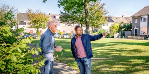 Twee mannen met elkaar in gesprek
