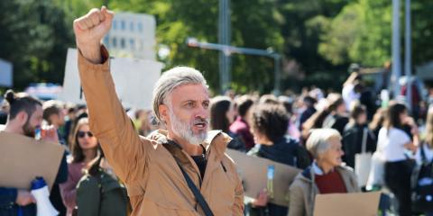Man bij een demonstratie