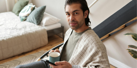 Man drinkt koffie en kijkt want het huis trilt door een verkeersdrempel