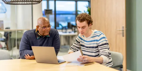 Twee professionals in gesprek