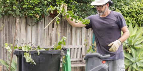 man haalt onkruid uit tuin