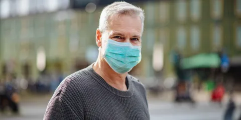 Nederlandse-man-met-mondkapje