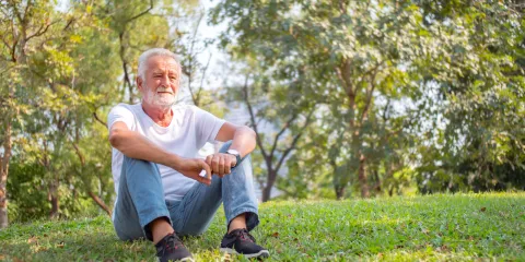 senior man op grasveld