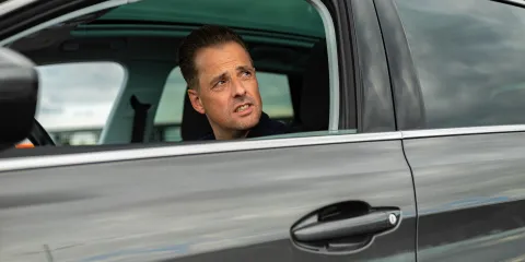 meneer in auto aangesproken op parkeerplaats