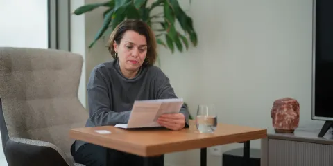 Vrouw kijkt naar brief