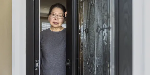 vrouw doet deur open