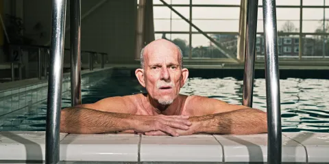 meneer in zwembad