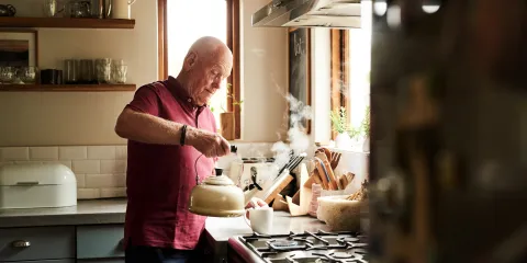 oudere man in de keuken