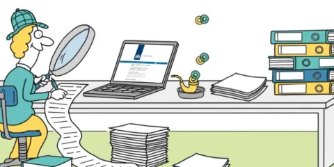 Poppetje bekijkt documenten met vergrootglas. Het zit achter een bureau met veel mappen en een laptop