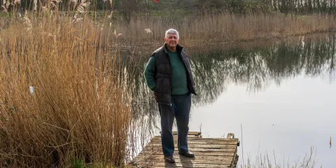 Portret van een oudere blanke man in de buitenlucht
