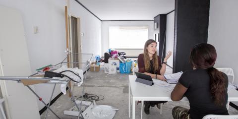 Twee vrouwen in gesprek aan een tafel