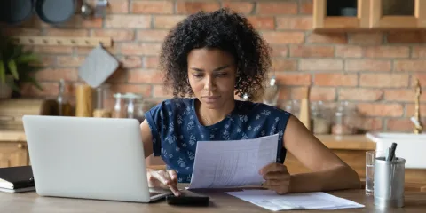 Vrouw werkt met laptop en documenten