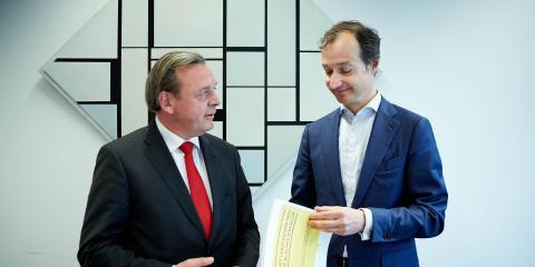 Reinier van Zutphen overhandigt rapport aan staatssecretaris Wiebes