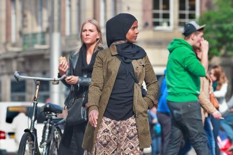 Straatbeeld: mensen lopen en fietsen op straat