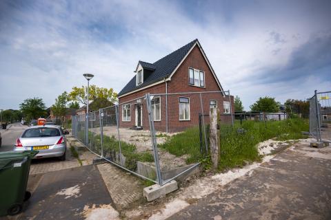 Huis in Groningen is beschadigd door de aardbevingen. Om het huis staan hekken