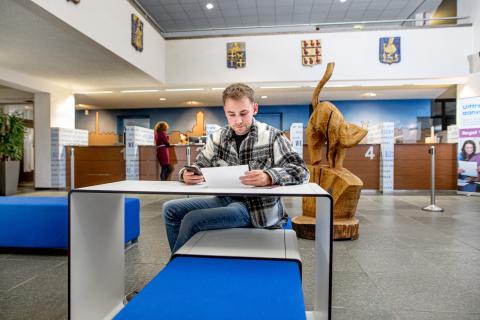 Man zit aan tafel in het gemeentehuis