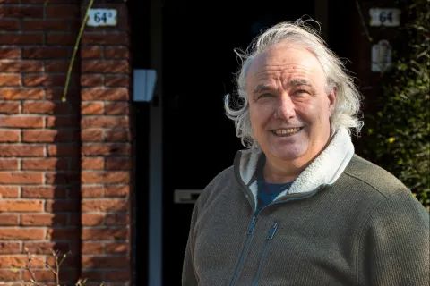 Portetfoto van Marc Mulder voor zijn huis