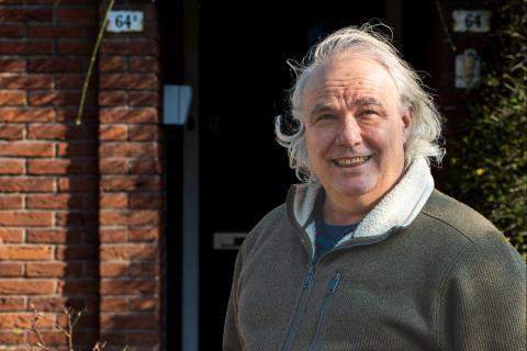 Portetfoto van Marc Mulder voor zijn huis