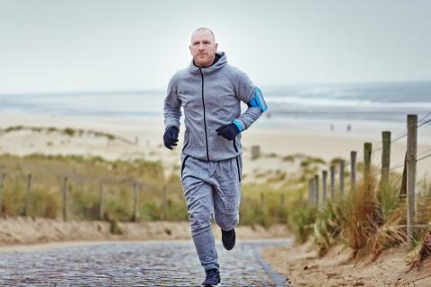 Man loopt hard bij het strand
