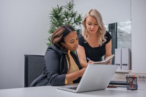 Twee vrouwen met elkaar in overleg op kantoor