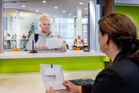 Aan de balie bij de gemeente overheid
