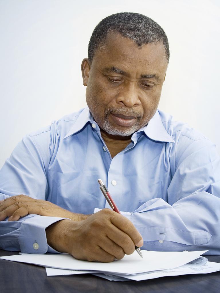 Foto van een man die een brief schrijft