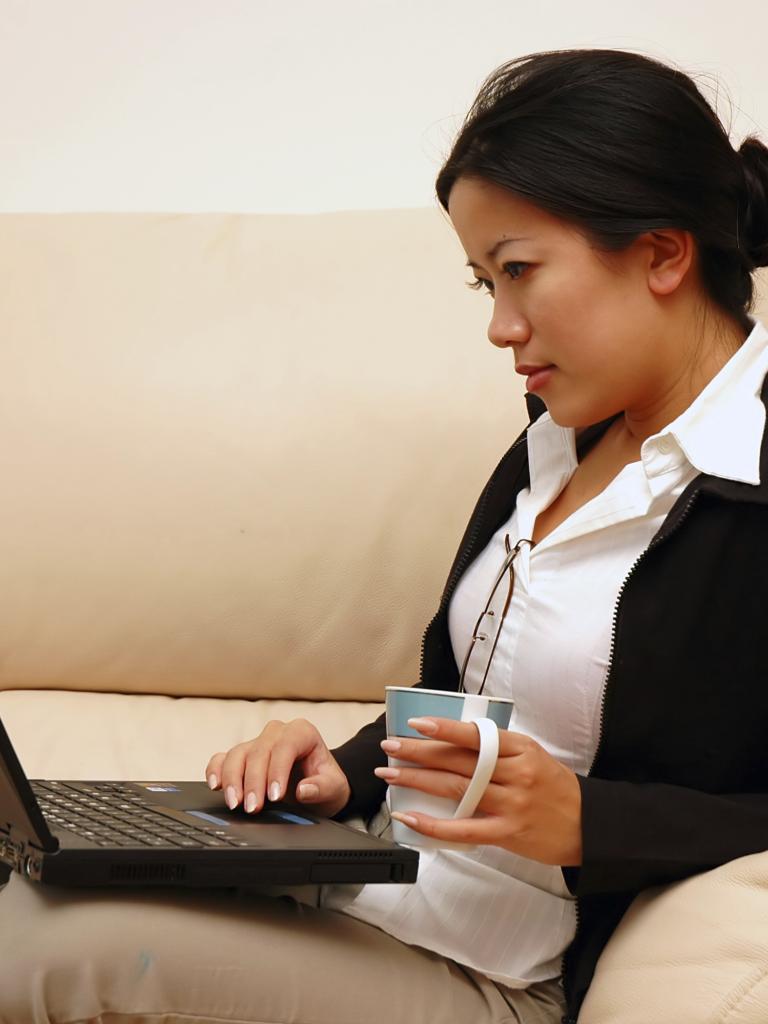Aziatische vrouw met laptop