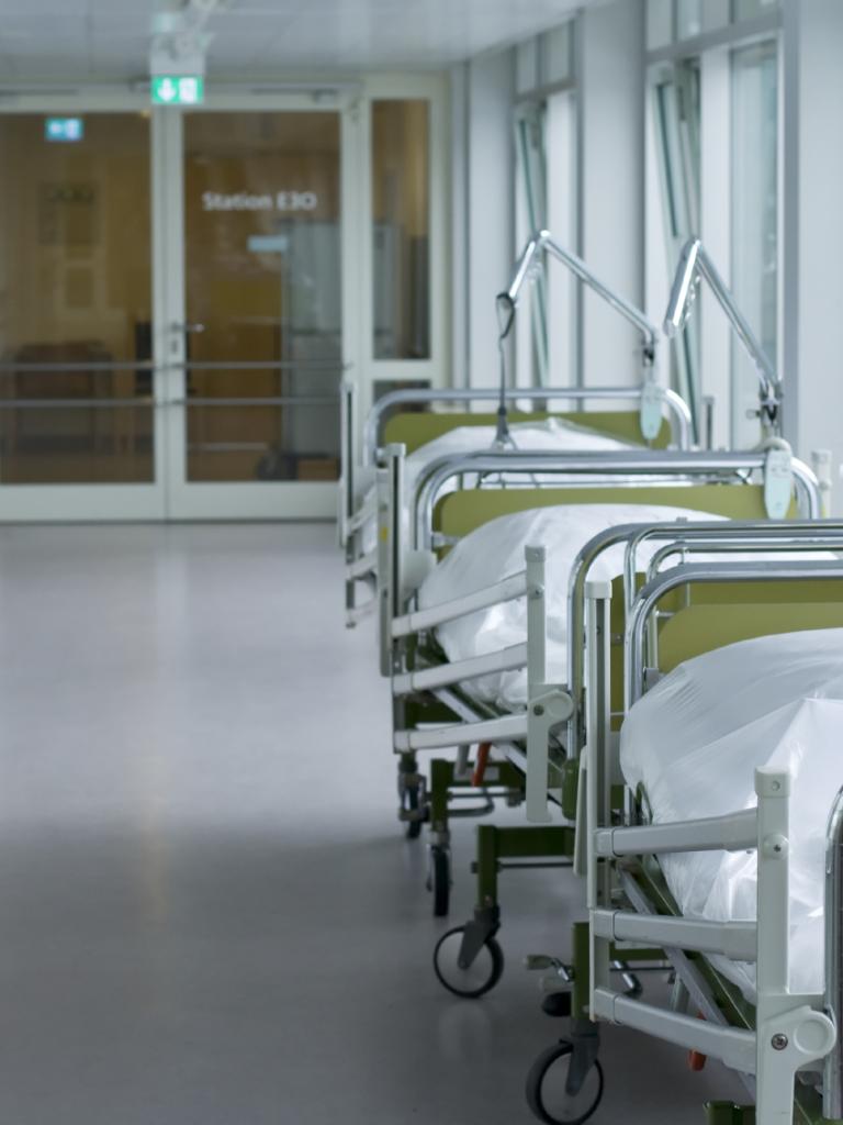 Foto van ziekenhuisbedden in een gang