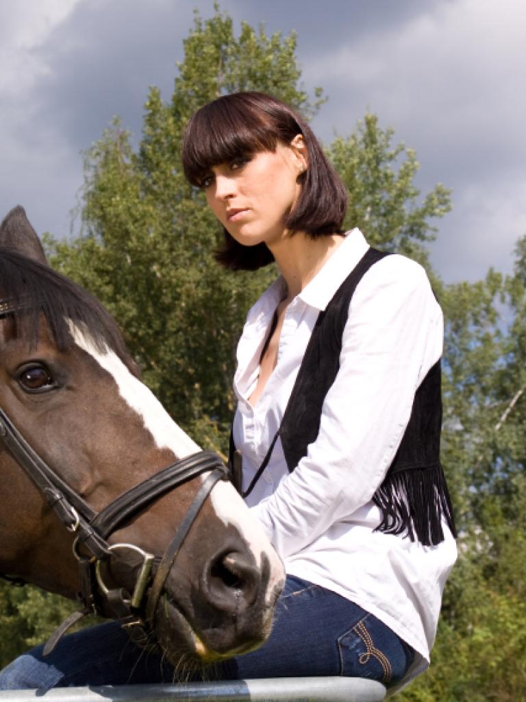 Vrouw met bruin paard
