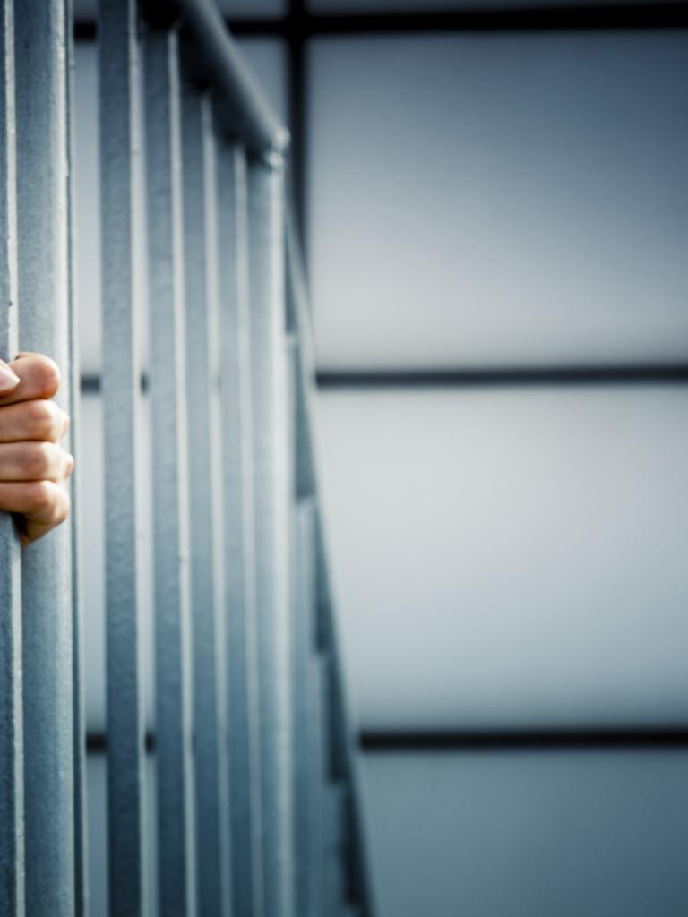 Foto van een gevangene in een cel