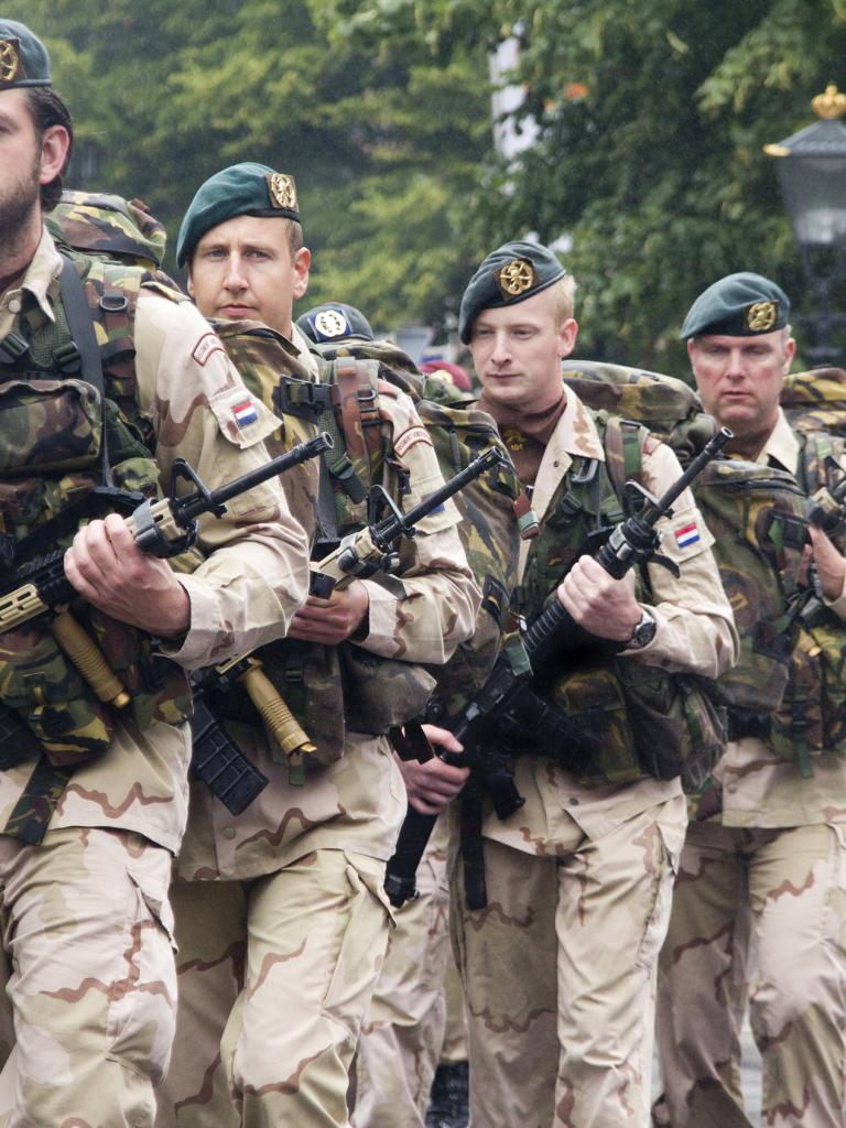 Foto van marcherende Nederlandse militairen