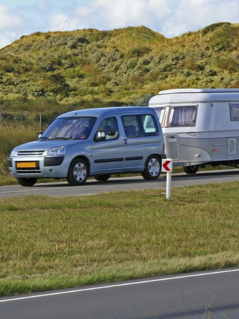 Foto van een auto met caravan