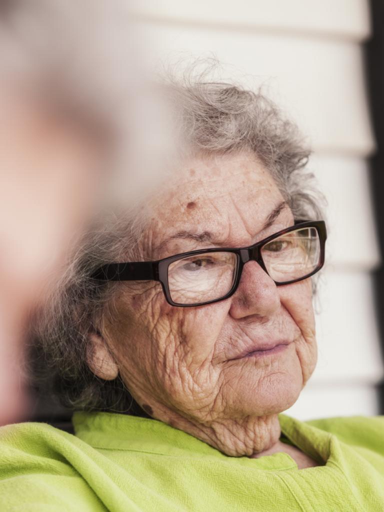 Oudere dame met dementie