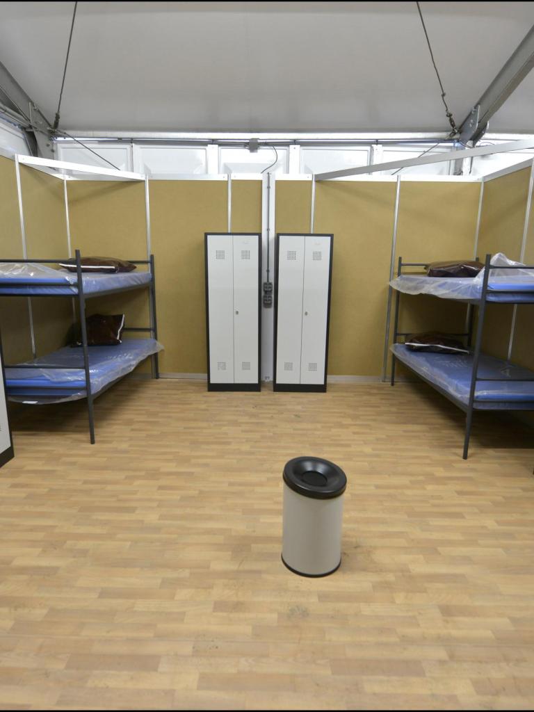 Bedden in een kamer in een opvang voor asielzoekers in Heumensoord