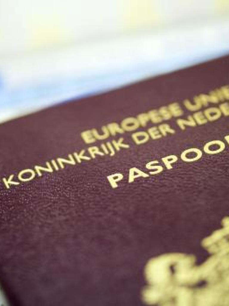 Foto van een Nederlands paspoort en identiteitskaart