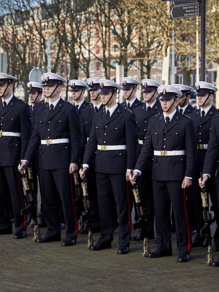 Het Korps Mariniers in uniform. Een groep van meer dan twintig marinier staan in twee rijen opgesteld.
