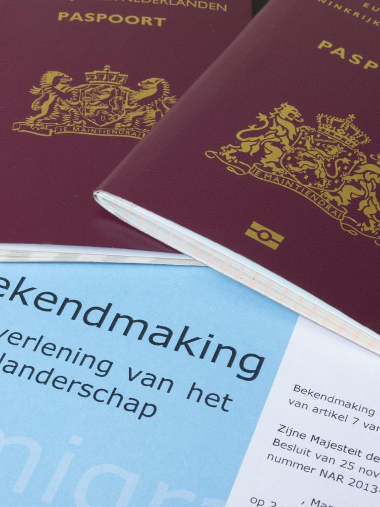 Foto van twee Nederlandse paspoorten