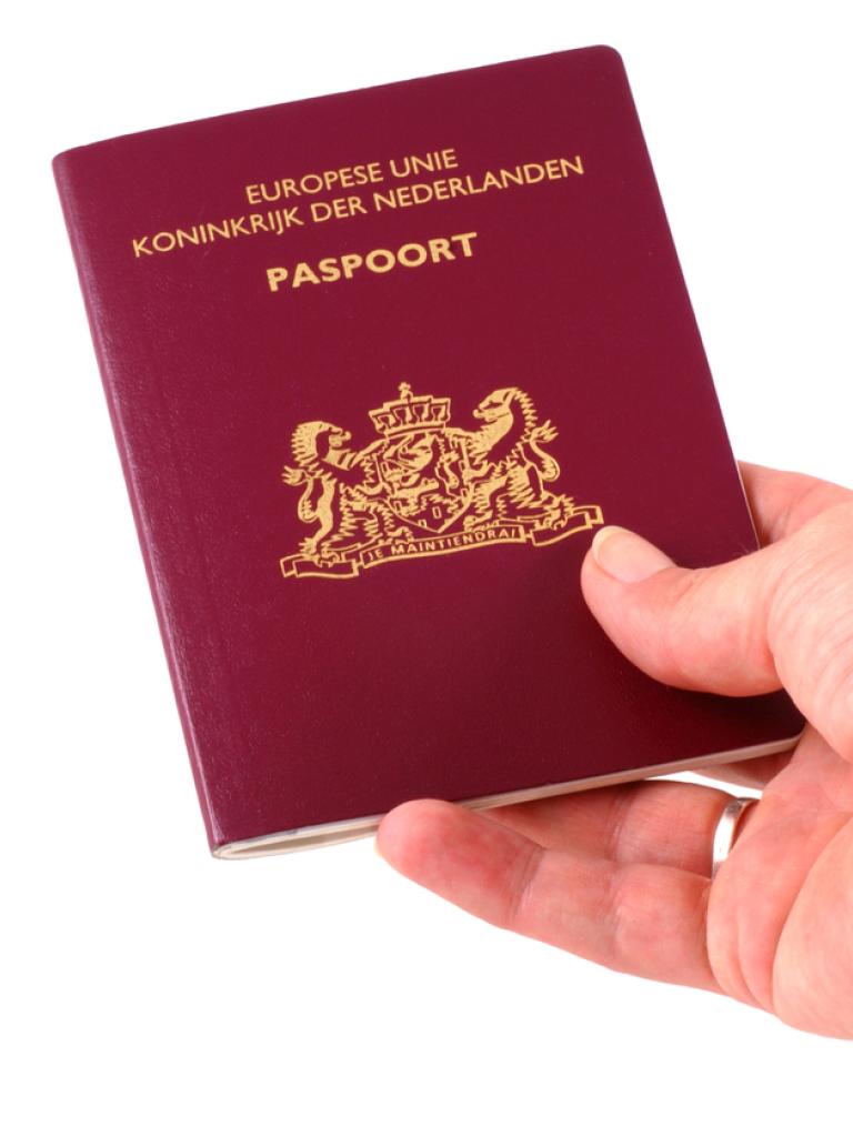 Vrouw met Nederlands paspoort in haar hand