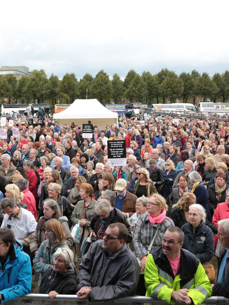 Groep demonstrerende mensen staan op het Malieveld in Den Haag