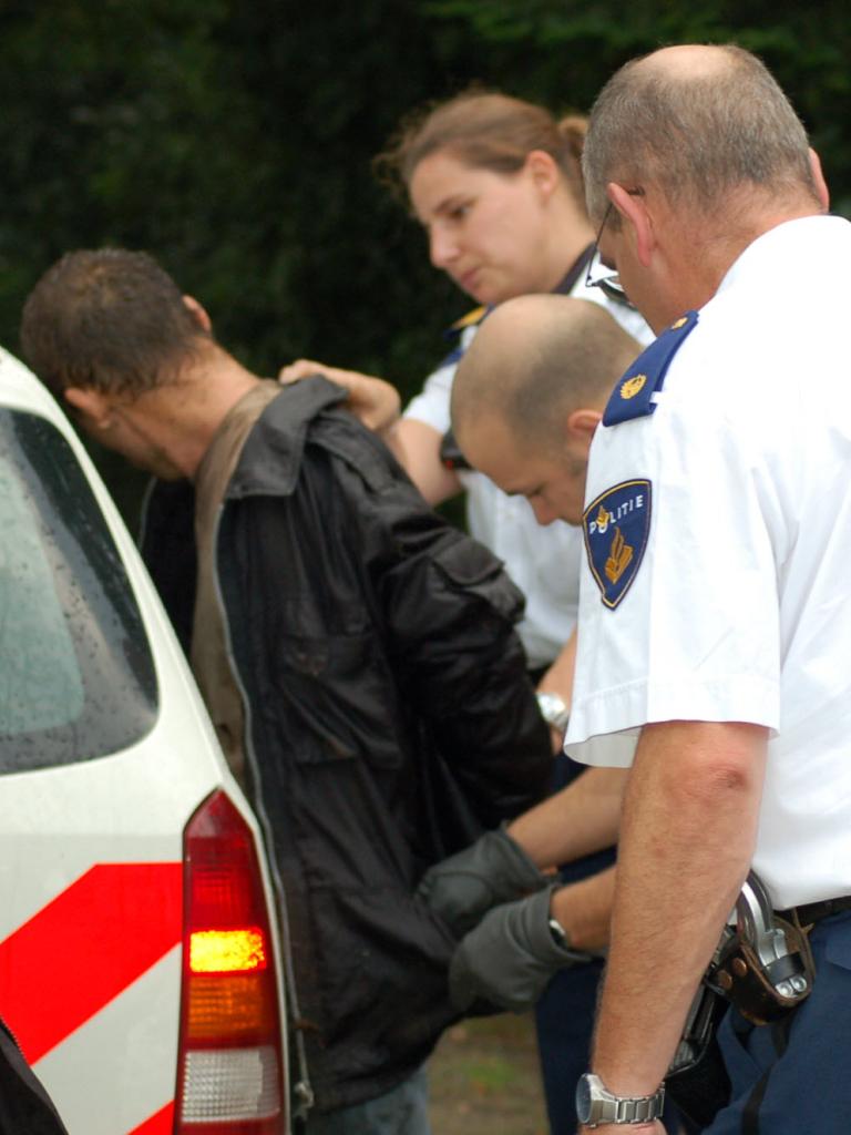Foto van een man die wordt gearresteerd