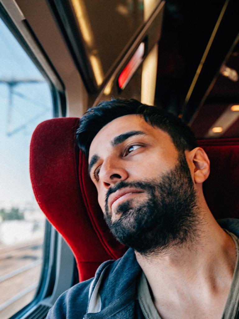 Foto van een man in een trein