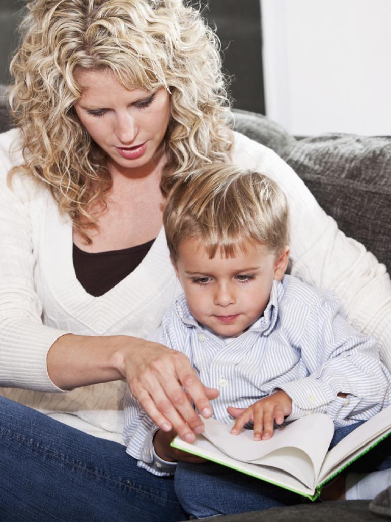 Moeder en zoon lezen in een boek