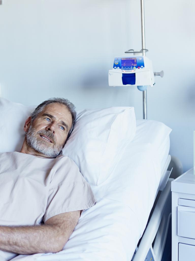 Foto van een man in een ziekenhuisbed