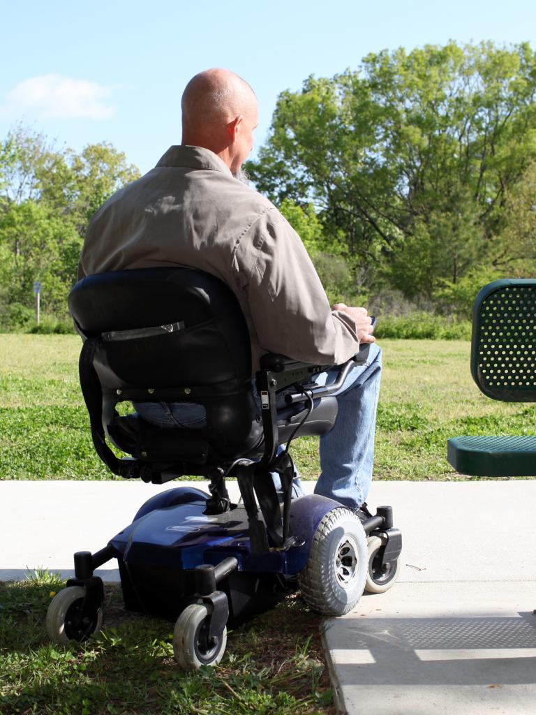 gehandicapte man in een rolstoel