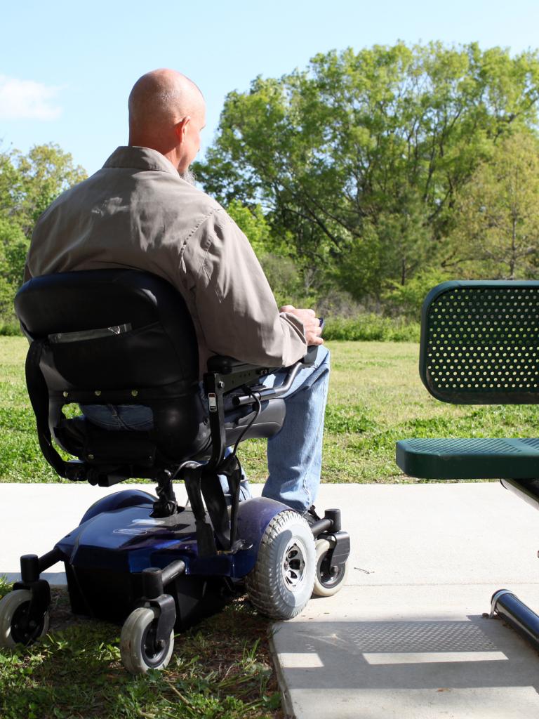 Gehandicapte man in rolstoel in park