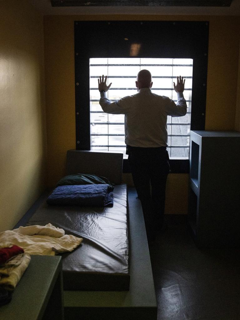 Man in gevangenis staat voor het raam
