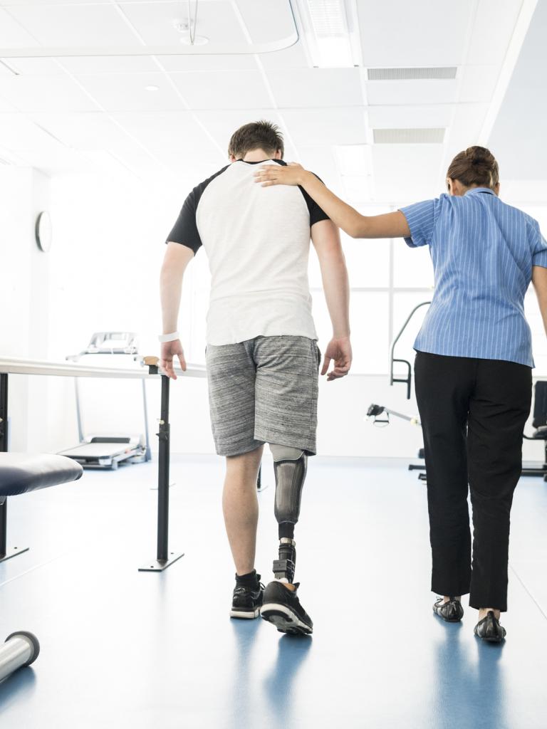 Man met beenprothese krijgt fysiotherapie