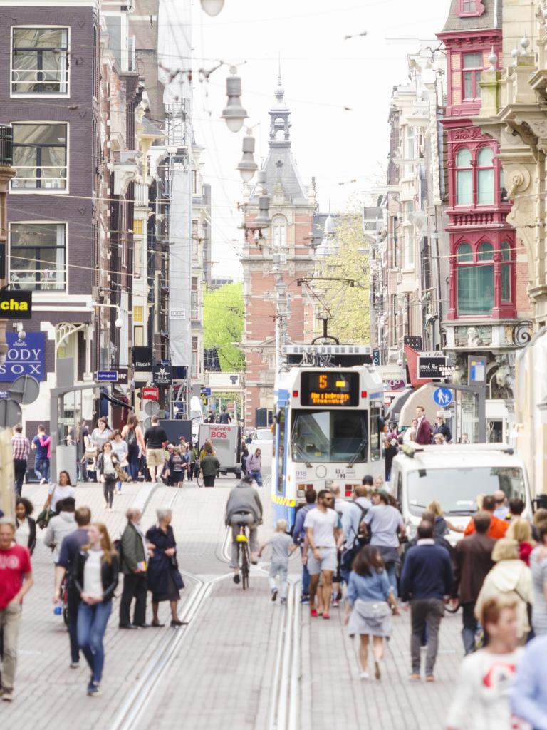 Mensen lopen op straat in winkelstraat Amsterdam