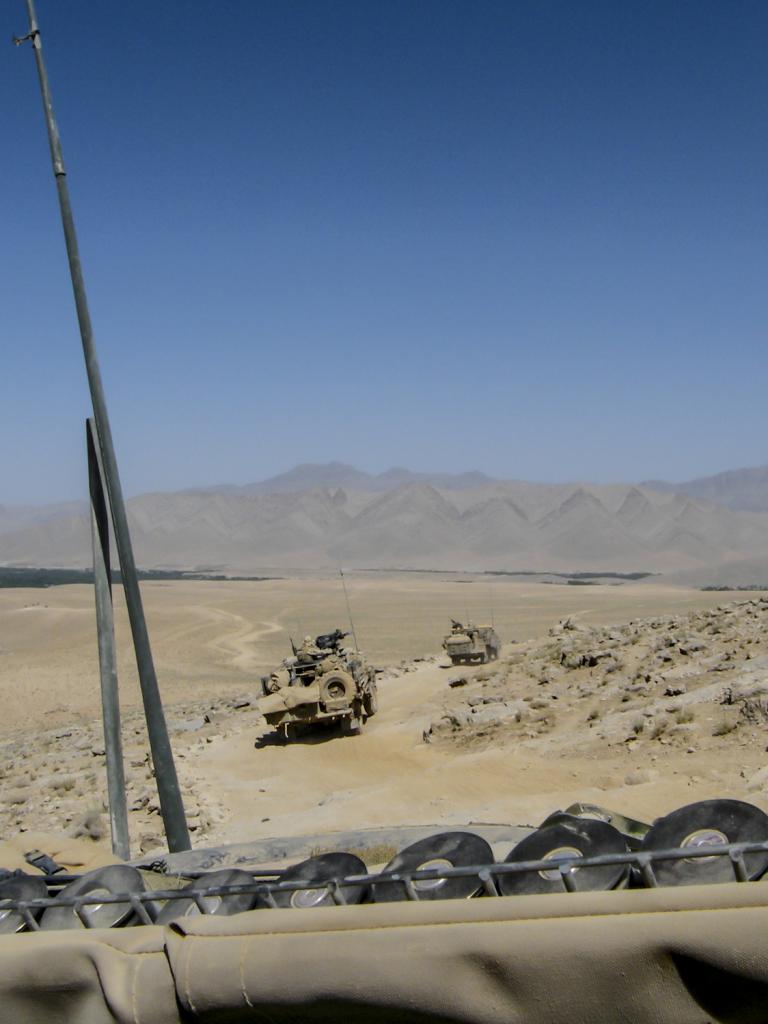 Militairen op patrouille (bij nieuwsbericht voor veteranen over Afghaanse tolk
