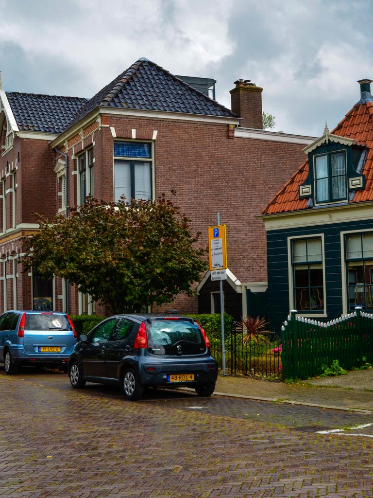 Een straat in Nederland met geparkeerde auto's
